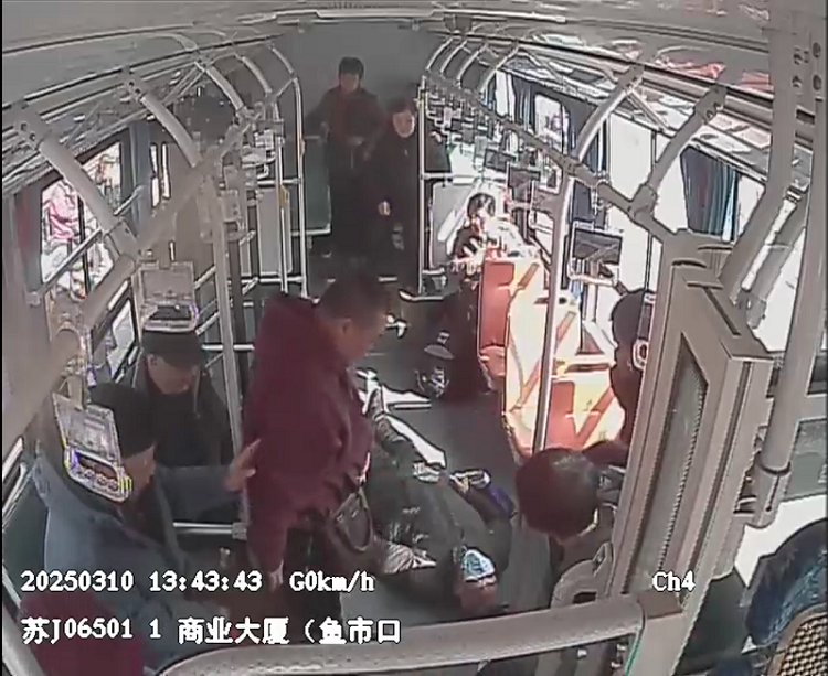 1-1路车厢内老人晕倒.png