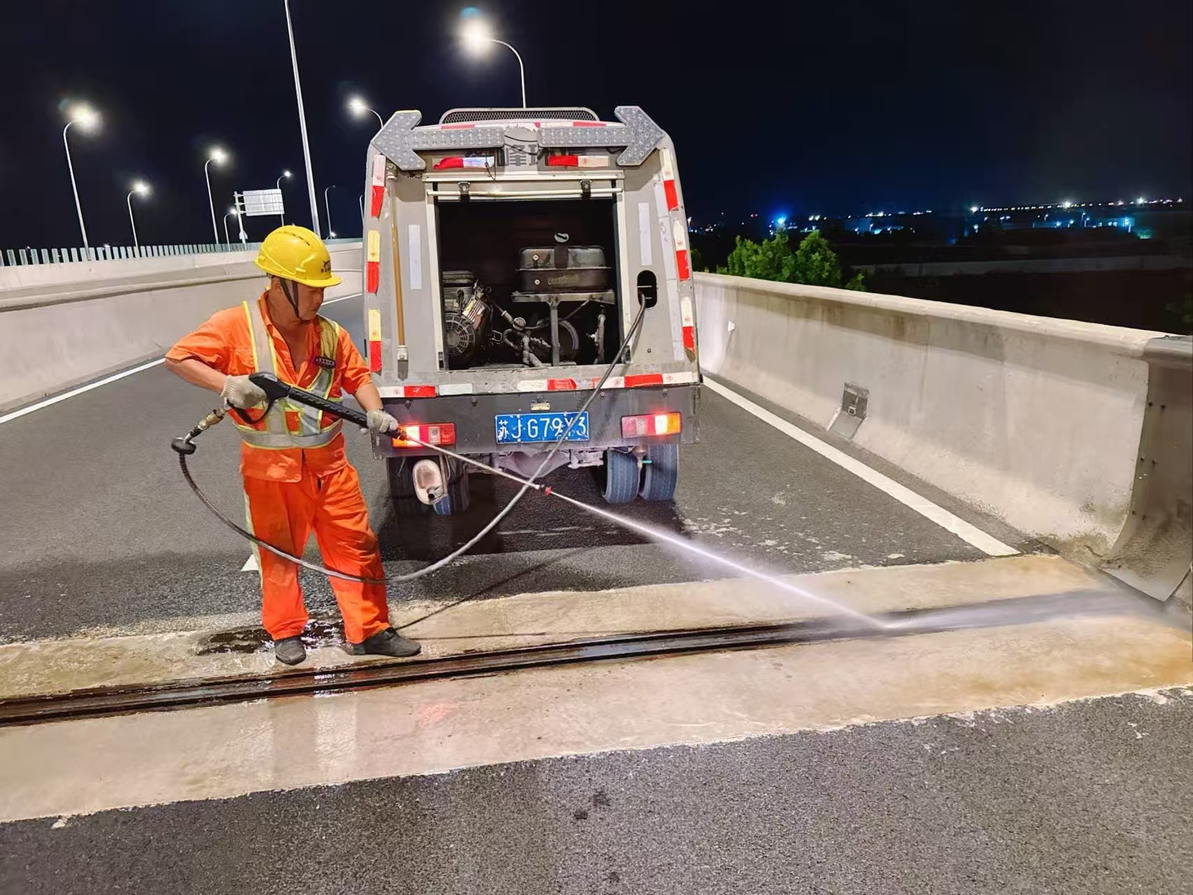 错峰作业 筑牢防暑屏障1.jpg