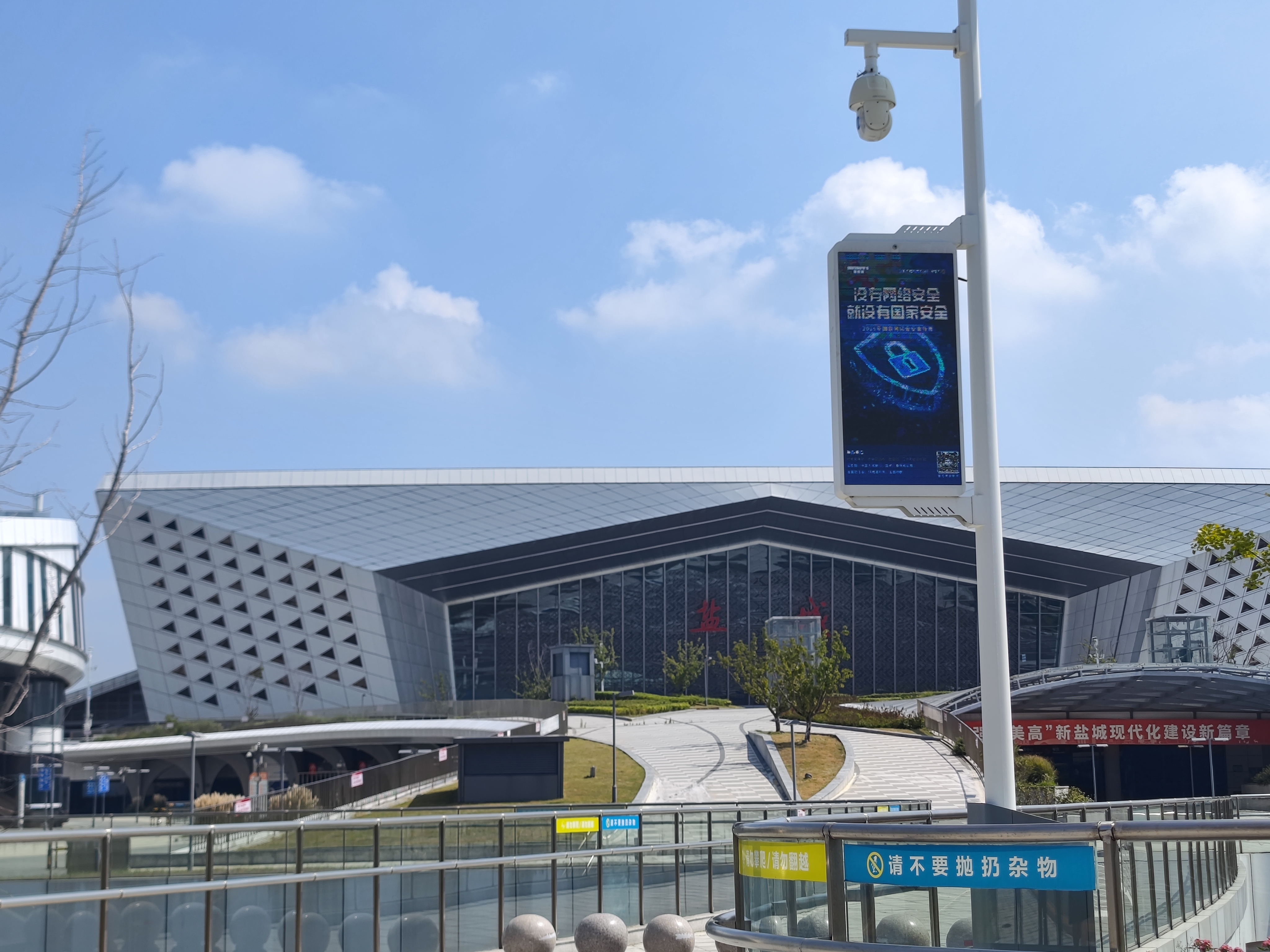高铁站屏幕宣传.jpg